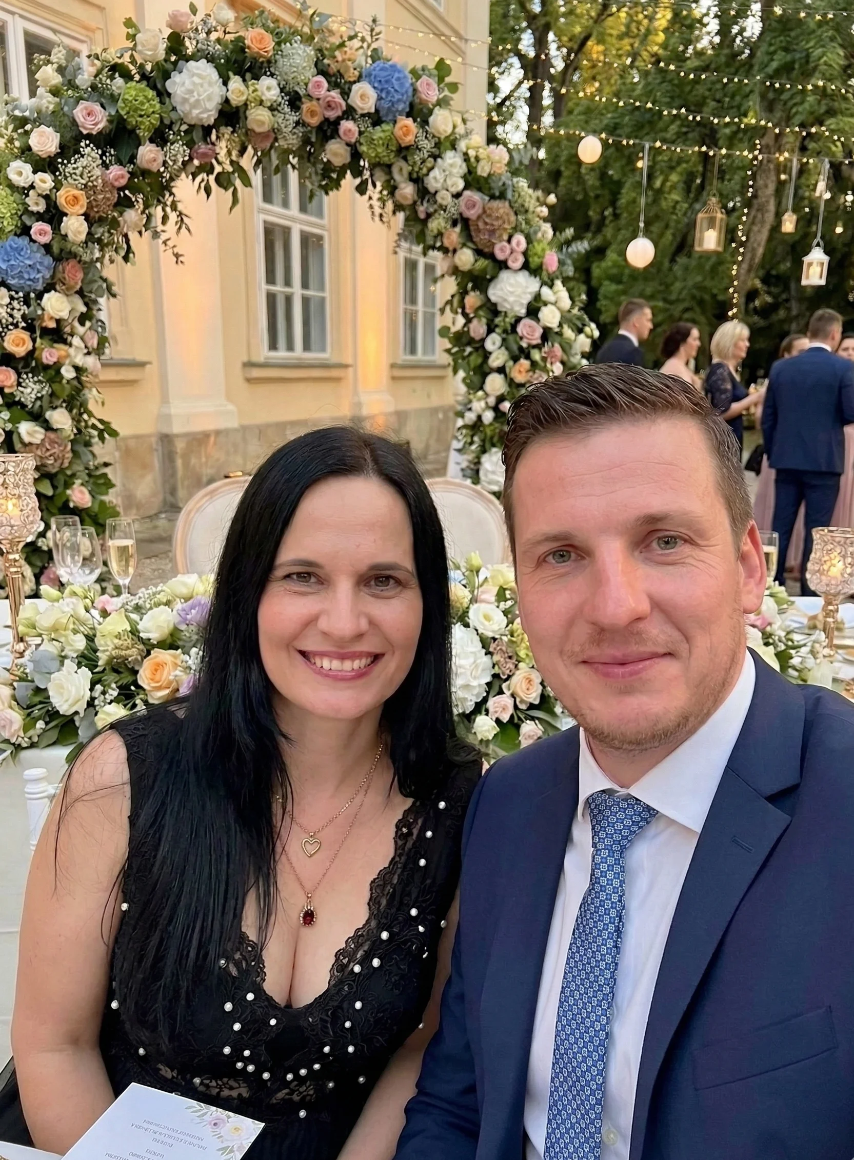 Anita és Csaba esküvői szolgáltató páros mosolyogva
